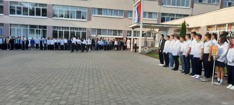 Поднятие флага России.