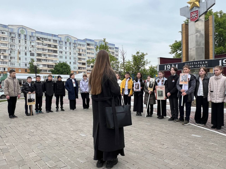 Возложение цветов к памятнику «Пролетарцам- героям — слава!.